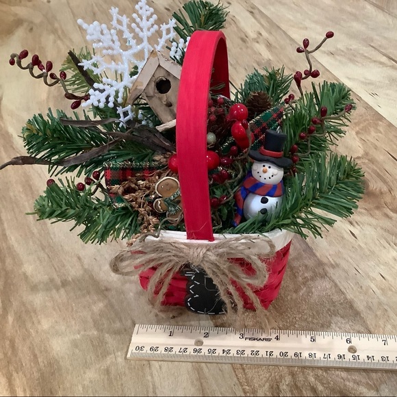 Christmas/Winter Floral Basket - Picture 2 of 4